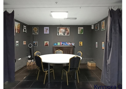 аренда помещения в арт-кафе "Музей": Круглый стол за ширмами